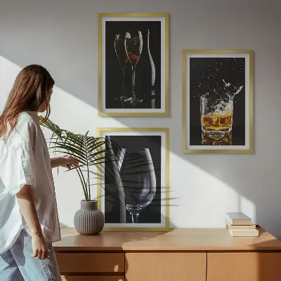 Composizione di quadri con bicchieri di vino e whisky su sfondo nero