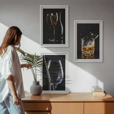 Composizione di quadri Bicchieri di vino e whisky su sfondo nero