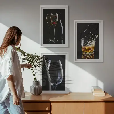 Composizione di quadri con bicchieri di vino e whisky su sfondo nero