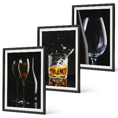 Composizione di quadri Bicchieri di vino e whisky su sfondo nero