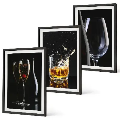 Composizione di quadri con bicchieri di vino e whisky su sfondo nero