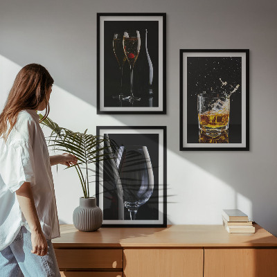 Composizione di quadri Bicchieri di vino e whisky su sfondo nero