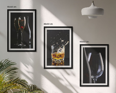 Composizione di quadri Bicchieri di vino e whisky su sfondo nero