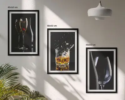 Composizione di quadri con bicchieri di vino e whisky su sfondo nero