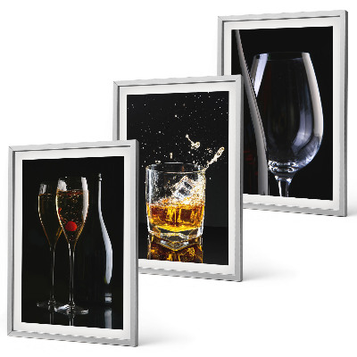 Composizione di quadri Bicchieri di vino e whisky su sfondo nero