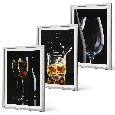 Composizione di quadri con bicchieri di vino e whisky su sfondo nero