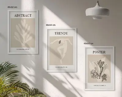 Composizione di quadri con motivi floreali nei toni del beige e marrone