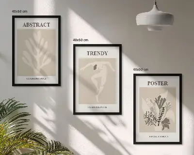 Composizione di quadri con motivi floreali nei toni del beige e marrone