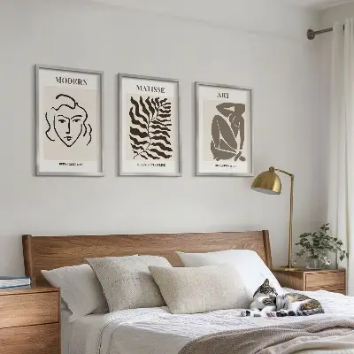 Set di quadri incorniciati con grafica elegante di linee e personaggi