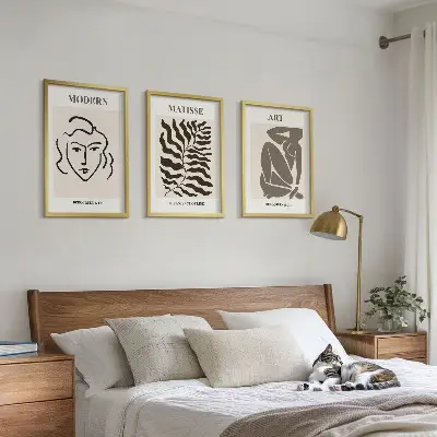 Set di quadri incorniciati con grafica elegante di linee e personaggi