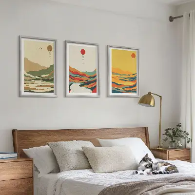 Composizione di quadri con disegni colorati di montagne in stile Japandi
