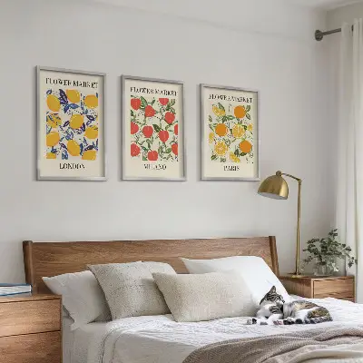 Set di 3 quadri con manifesti floreali ambientati in città
