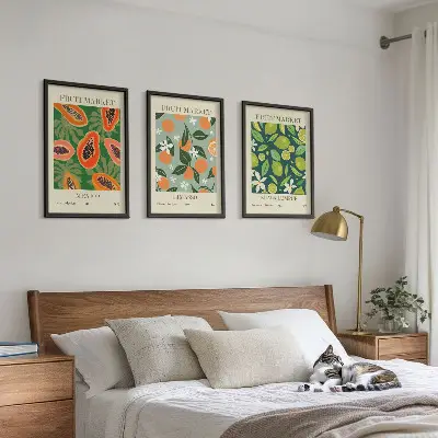 Composizione di quadri con poster vintage di frutta