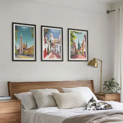 Set di 3 quadri con disegni a colori di città europee