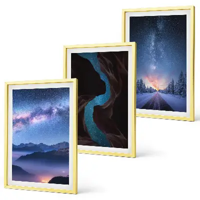 Composizione di quadri con paesaggio invernale di montagne sotto il cielo notturno