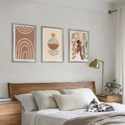 Composizione di quadri con eleganti motivi e geometrie vegetali