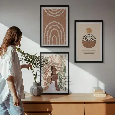Composizione di quadri con eleganti motivi e geometrie vegetali