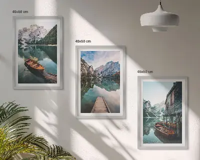 Composizione di quadri con lago, montagne, barche e cottage