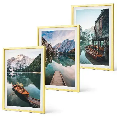 Composizione di quadri con lago, montagne, barche e cottage
