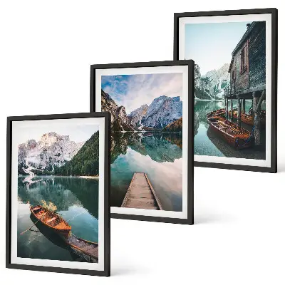 Composizione di quadri con lago, montagne, barche e cottage