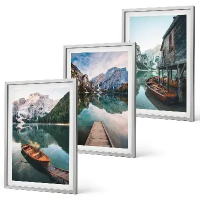 Composizione di quadri con lago, montagne, barche e cottage