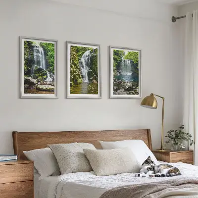 Set di quadri incorniciati con cascate e vegetazione lussureggiante