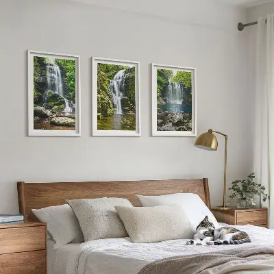 Set di quadri incorniciati con cascate e vegetazione lussureggiante