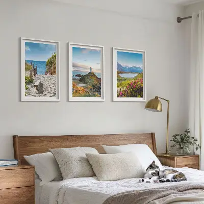 Set di quadri incorniciati con stampa di spiaggia, faro, montagne e fiori