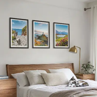 Set di quadri incorniciati con stampa di spiaggia, faro, montagne e fiori