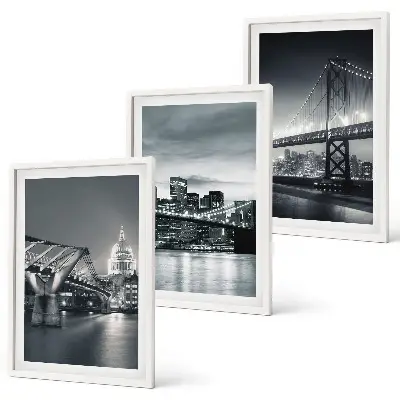 Set di quadri incorniciati con ponti e architettura urbana nei toni del grigio
