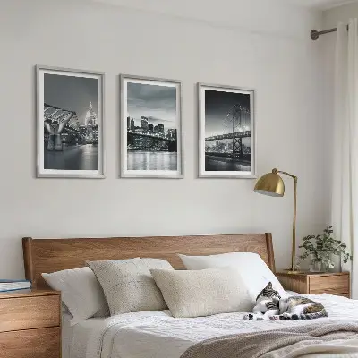 Set di quadri incorniciati con ponti e architettura urbana nei toni del grigio