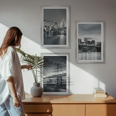 Set di quadri incorniciati con ponti e architettura urbana nei toni del grigio