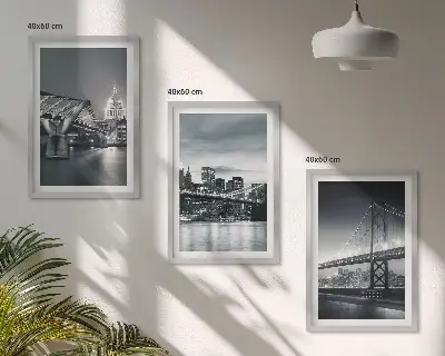 Set di quadri incorniciati con ponti e architettura urbana nei toni del grigio