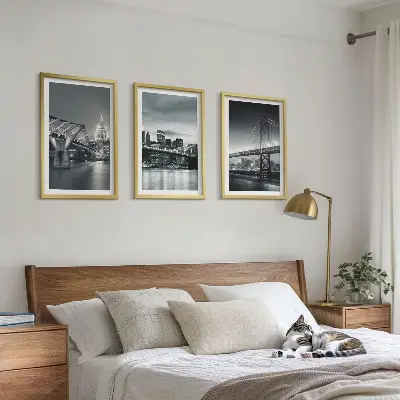 Set di quadri incorniciati con ponti e architettura urbana nei toni del grigio