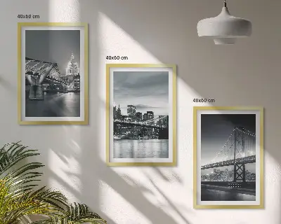 Set di quadri incorniciati con ponti e architettura urbana nei toni del grigio