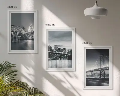 Set di quadri incorniciati con ponti e architettura urbana nei toni del grigio