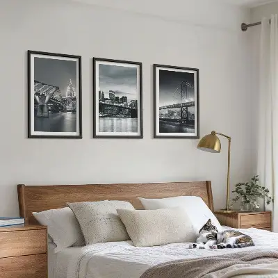Set di quadri incorniciati con ponti e architettura urbana nei toni del grigio