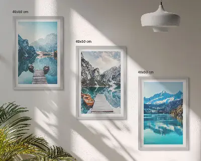 Set di 3 quadri con paesaggio di laghi di montagna e riflessi delle barche
