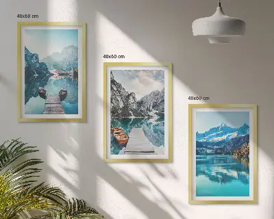 Set di 3 quadri con paesaggio di laghi di montagna e riflessi delle barche