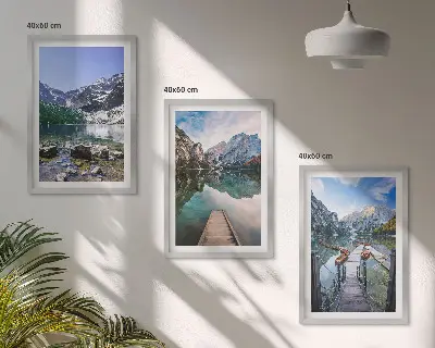 Set di 3 quadri con paesaggi di montagne, laghi e moli di legno