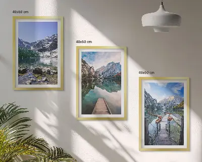 Set di 3 quadri con paesaggi di montagne, laghi e moli di legno