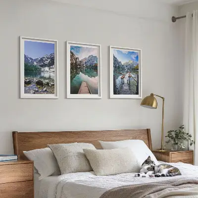 Set di 3 quadri con paesaggi di montagne, laghi e moli di legno