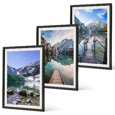 Set di 3 quadri con paesaggi di montagne, laghi e moli di legno