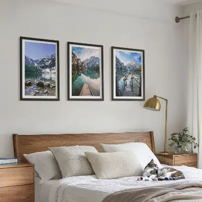 Set di 3 quadri con paesaggi di montagne, laghi e moli di legno