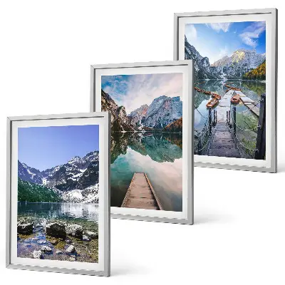 Set di 3 quadri con paesaggi di montagne, laghi e moli di legno