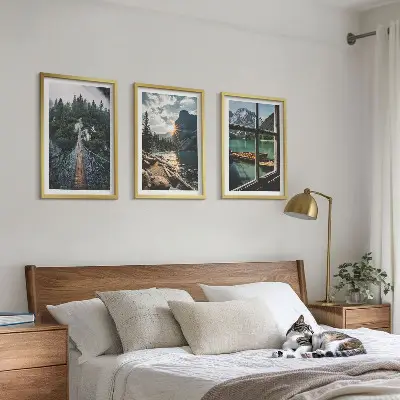 Composizione di quadri con ponte, foresta, lago, barche e montagne