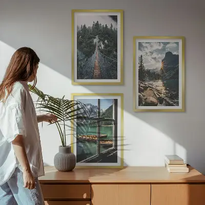 Composizione di quadri con ponte, foresta, lago, barche e montagne