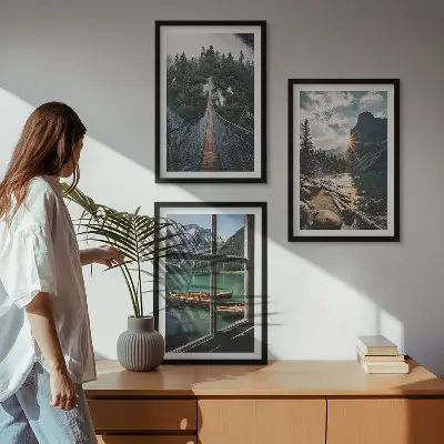 Composizione di quadri con ponte, foresta, lago, barche e montagne