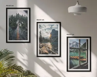 Composizione di quadri con ponte, foresta, lago, barche e montagne