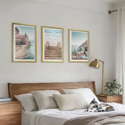 Composizione di quadri con panorami estivi di spiagge dai colori pastello